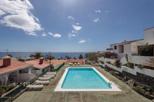 ein Schwimmbad auf dem Dach eines Gebäudes in der Unterkunft Playa del Aguila Bungalow con Terraza Solarium in Maspalomas