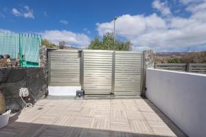 Ein Balkon oder eine Terrasse in der Unterkunft Playa del Aguila Bungalow con Terraza Solarium