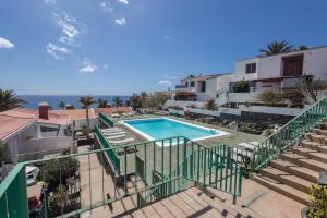 Der Swimmingpool an oder in der Nähe von Playa del Aguila Bungalow con Terraza Solarium