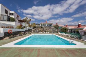 Der Swimmingpool an oder in der Nähe von Playa del Aguila Bungalow con Terraza Solarium