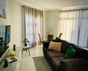 Μια τηλεόραση ή/και κέντρο ψυχαγωγίας στο Alamar Self Catering Apartment 39 Ongwe