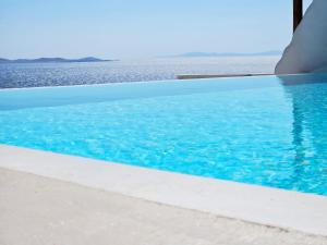 ELLI TROPiCAL LUXURY SUITES SUNSET-INFINITY POOL- SEA SIDE-NEAR CENTER PARKING内部或周边的泳池