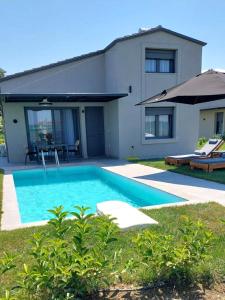 Bazén v ubytování Mythical Olympus Mare Seaside Pool Villas nebo v jeho okolí