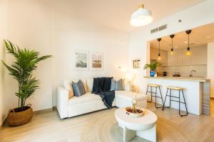 Η κουζίνα ή μικρή κουζίνα στο Cozy 1br Apartment In Waters Edge, By Voyage +7 φωτογραφίες