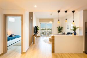 Χώρος καθιστικού στο Cozy 1br Apartment In Waters Edge, By Voyage