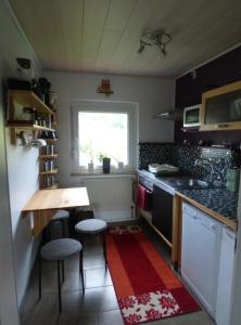 una piccola cucina con tavolo e finestra di Ferienwohnung Waldblick Schönbronn a Buch am Wald