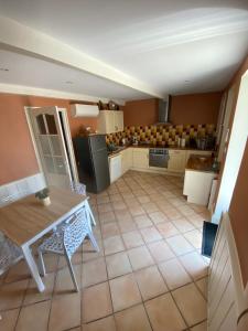 Kuchyň nebo kuchyňský kout v ubytování Maison de village avec terrasse