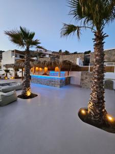 ELLI TROPiCAL LUXURY SUITES SUNSET-INFINITY POOL- SEA SIDE-NEAR CENTER PARKING内部或周边的泳池