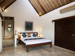 - une chambre avec un lit dans l'établissement Toya Retreat Villa, à Tegalalang