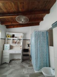 Habitación con escritorio y silla. en El Brinco, en Aznalcóllar