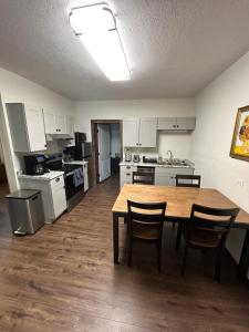 a kitchen with a table and chairs in a room at Mingo Motel in Wallowa