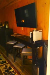 TV a/nebo společenská místnost v ubytování Lazy Bear Cabin 6 - Sleeps Up To 4