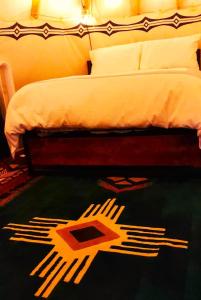 Postel nebo postele na pokoji v ubytování Sky Spirit -luxury Glamping Tipi - Sleeps 2