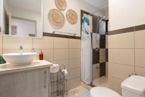 Ένα μπάνιο στο Two Palms Ground Floor Unit Across From Beach