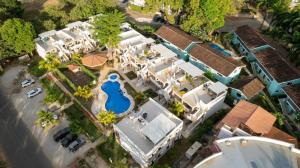 Πισίνα στο ή κοντά στο Two Palms Ground Floor Unit Across From Beach