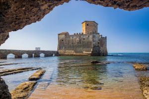 vista su un castello in acqua di Lemon tree 400 mt dal mare a Nettuno