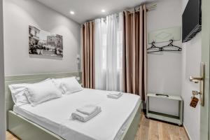 Letto o letti in una camera di Villa Zoi A Stay to Remember I Located inside the Castle of Elbasan, on a historic Roman road Via Egnatia I Homemade Breakfast