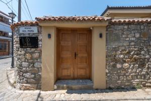 Foto dalla galleria di Villa Zoi A Stay to Remember I Located inside the Castle of Elbasan, on a historic Roman road Via Egnatia I Homemade Breakfast a Elbasan
