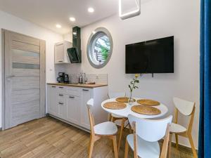 una cucina e una sala da pranzo con tavolo e sedie di Apartment in Niechorze near Baltic Beach a Niechorze