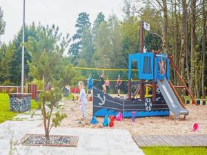 un gruppo di bambini che giocano in un parco giochi di Apartment in Niechorze near Baltic Beach a Niechorze