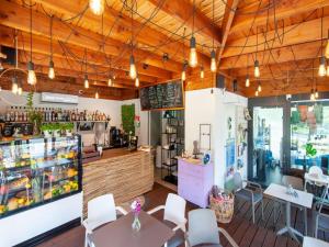 un ristorante con tavoli, sedie e un bancone di Apartment in Niechorze near Baltic Beach a Niechorze