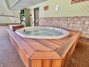 a jacuzzi tub in a room at Town & Country Inn & Resort in Gorham