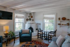 サンタフェにあるTesuque Outpost Casita H Best views in Santa Feのソファとテーブルのあるリビングルーム