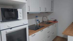 Una cocina o cocineta en Apartamento Loft con vistas al mar y ciudad 20 fotos más