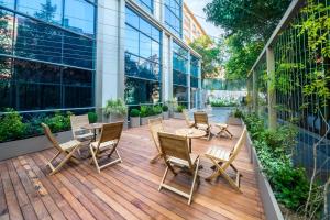 eine Terrasse mit einem Tisch und Stühlen auf einem Gebäude in der Unterkunft Molton Monapart Mecidiyekoy in Istanbul