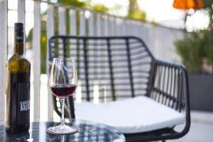 ケルンにあるSvyvo Cologne - Serviced Apartments Ehrenfeldのグラスワイン1本