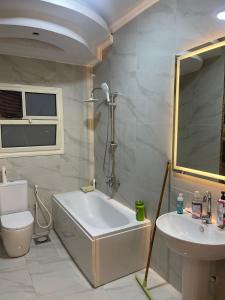 Ein Badezimmer in der Unterkunft شقة فندقية غرفتين بكمبوند قرب ميدان جهينة