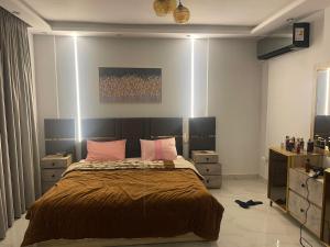 Ein Bett oder Betten in einem Zimmer der Unterkunft شقة فندقية غرفتين بكمبوند قرب ميدان جهينة