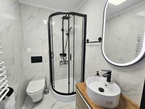 Bilik mandi di Ukośna Apartaments
