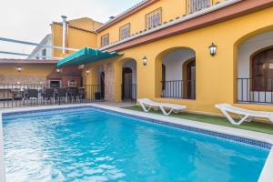 ein Schwimmbad vor einem Gebäude in der Unterkunft Casa Rural La Loma in Granada