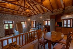 a kitchen and dining room with a wooden ceiling at Old Winery Stonehouse in Peletá