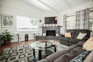 ein Wohnzimmer mit Couch und Kamin in der Unterkunft Lake Silver V - Lake House with Dock - Legoland Getaway! in Winter Haven