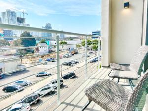 balcón con sillas y vistas a la autopista en City View Apartment In Downtown, en San Diego