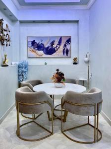 una sala da pranzo con un tavolo e due sedie di Palmeraie 5 Vue Piscine et Jardin a Marrakech