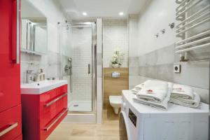 a bathroom with a sink and a toilet and a shower at Studio 51 Baltic Park, 280m do Plaży, Duży balkon in Pogorzelica