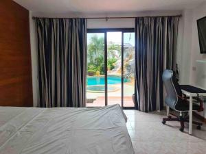 Ένα ή περισσότερα κρεβάτια σε δωμάτιο στο Rawai Poo Villa +31 φωτογραφίες