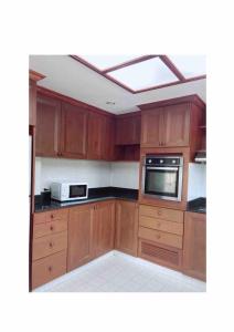 Η κουζίνα ή μικρή κουζίνα στο Rawai Poo Villa