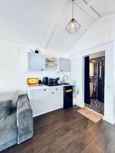 Η κουζίνα ή μικρή κουζίνα στο Keskväljakul asuv hubane maja