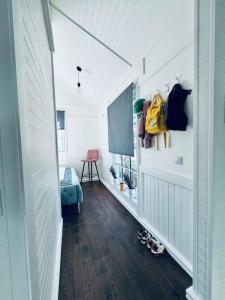 Ένα ή περισσότερα κρεβάτια σε δωμάτιο στο Keskväljakul asuv hubane maja +5 φωτογραφίες