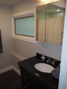 Vannituba majutusasutuses Lorlee - A Large And Luxurious Lakefront Cottage! +42 fotot