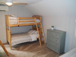 Voodi või voodid majutusasutuse Lorlee - A Large And Luxurious Lakefront Cottage! toas