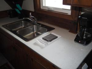 un lavello con un asciugamano sul bancone di Birch Shores Resort - The Aspen Cottage a Empire Altre 42 foto