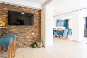 Μια τηλεόραση ή/και κέντρο ψυχαγωγίας στο CASA CRYSTAL ISTRIA, villa with private pool, near the beach, with the sea view!