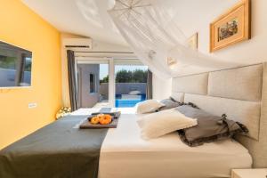 Ένα ή περισσότερα κρεβάτια σε δωμάτιο στο CASA CRYSTAL ISTRIA, villa with private pool, near the beach, with the sea view! +40 φωτογραφίες