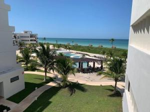 an aerial view of a resort with the beach at Exclusivo departamento frente al Mar en Kinuh in Telchac Puerto