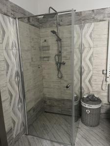 una doccia con una porta in vetro in un bagno di Blooming sky a Budapest